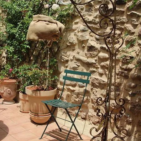 D'hotes La Maison Sur La Place. Ceyras