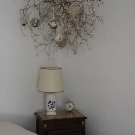 D'hotes La Maison Sur La Place. Bed & Breakfast *