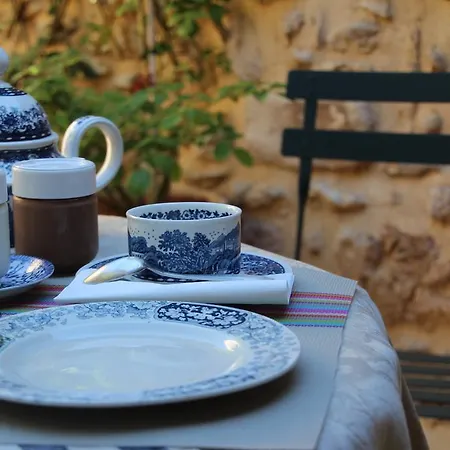 Bed & Breakfast D'hotes La Maison Sur La Place.