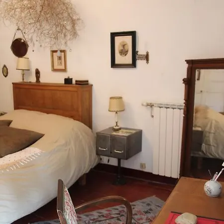 D'hotes La Maison Sur La Place. Bed & Breakfast *