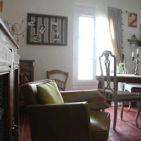 D'hotes La Maison Sur La Place. Bed & Breakfast Ceyras