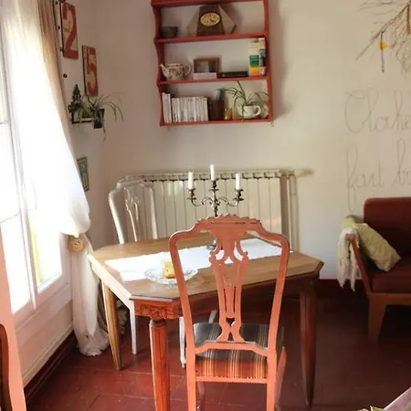 Bed & Breakfast D'hotes La Maison Sur La Place. *