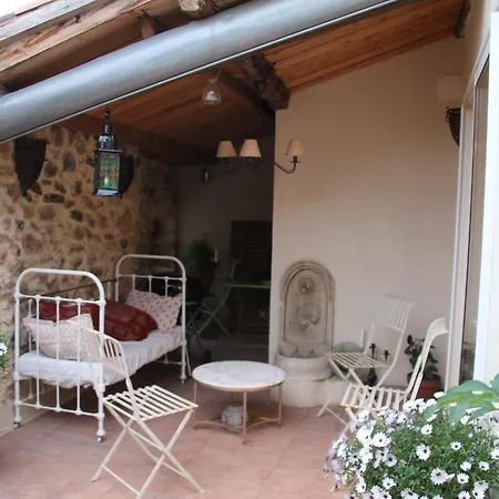 D'hotes La Maison Sur La Place. Bed & Breakfast *